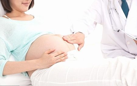 囊胚移植后着床成功的症状血液常规检查有什么改变，女性囊胚移植14天有孕吐正常吗？