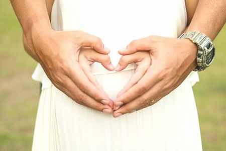 胚胎着床在宫颈内口，孕晚期胎盘前壁特别容易摸到宝宝吗