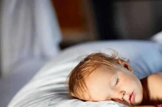 宝宝自主入睡的四大技巧，轻松解决父母烦恼