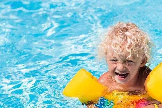 孩子游泳几岁学最佳年龄推荐，4-8岁之间才是最佳学习期
