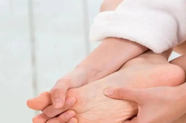 手脚冰凉是什么原因男性？或与这4种原因有关，3种方法助你调理