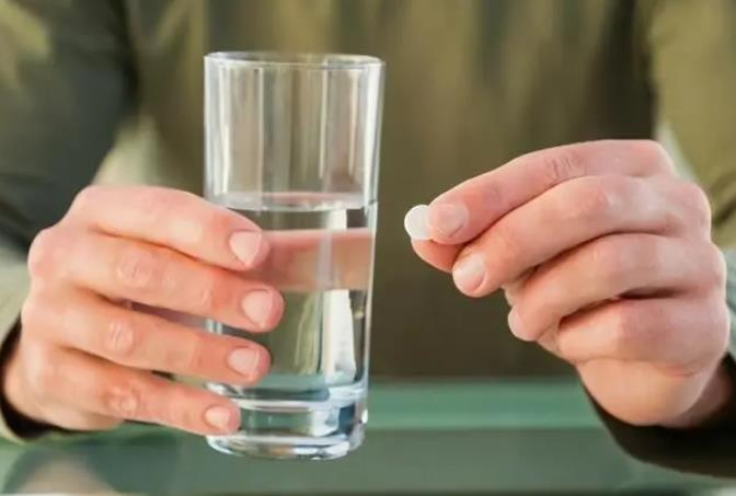 如何区分新冠肺炎和普通感冒？多喝水多睡觉对新冠肺炎有用吗？